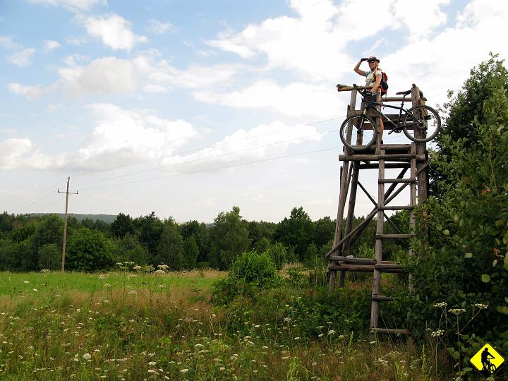 fota 023.jpg - Początek to przejazd przez Kępki i obok wzniesienia (Barglica). Przez pomyłkę w nawigacji już dodaliśmy sobie kilka km. Agi stara się odnaleźć w terenie :) Czeka nas jeszcze 15km odcinka dojazdowego do właściwej trasy w terenie, z bardzo ostrym i na szczęście krótkim podjazdem na koniec. Jako ciekawostkę podam nazwę miejscowości w okolicy szczytu: "Hujówka" :)